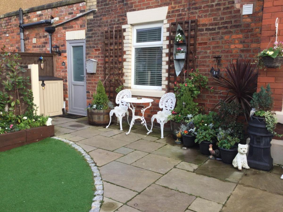 Leafy Lytham Central Lovely Ground Floor 1 Bedroom Apartment With Private Garden In Lytham Dog Friendly Литам Сент Аннс Екстериор снимка
