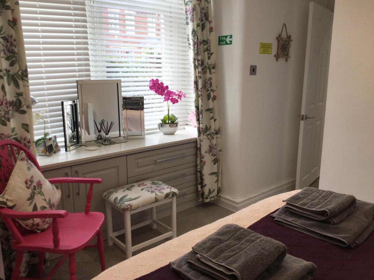 Leafy Lytham Central Lovely Ground Floor 1 Bedroom Apartment With Private Garden In Lytham Dog Friendly Литам Сент Аннс Екстериор снимка